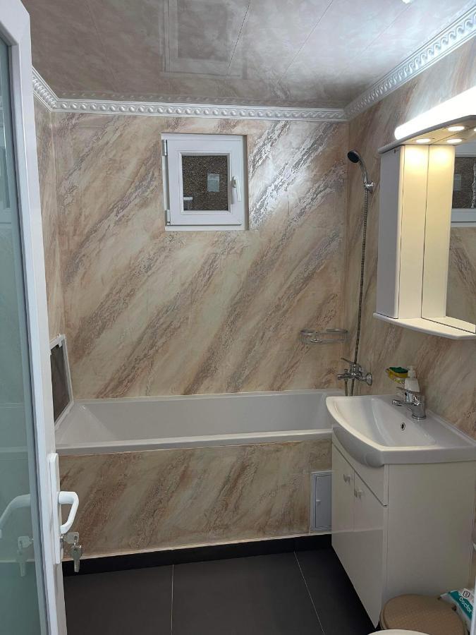 Eric Apartment Buzău Esterno foto